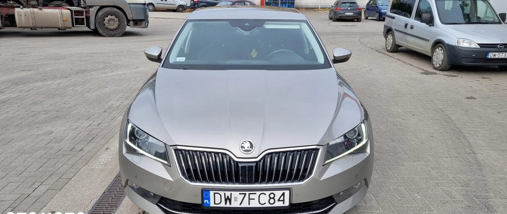 Skoda Superb cena 61900 przebieg: 298700, rok produkcji 2017 z Wojkowice małe 596